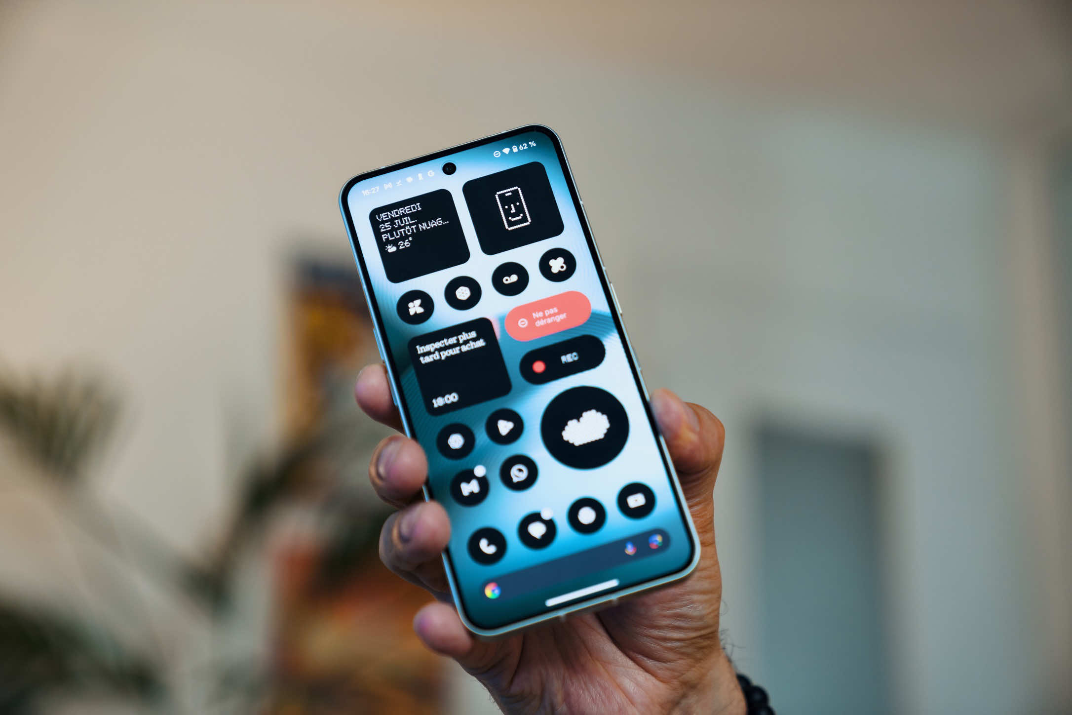 Tu cherches un smartphone Android qui se démarque vraiment ? 👀 Le Nothing Phone (3) est peut-être ce qu’il te faut. Design transparent unique, écran AMOLED 120 Hz ultra lumineux, interface soignée avec Nothing OS 3.5 basé sur Android 15, autonomie solide et nouvelles fonctions intelligentes avec Essential Space ou l’intégration native de ChatGPT… 📱💡 Nothing ne joue pas la carte de la puissance brute comme Samsung ou Xiaomi. La marque mise sur l’expérience, le style et une vraie vision produit. Le système Glyph Matrix à l’arrière propose un affichage personnalisable pour les notifications, les outils ou même des mini jeux. Et la fiche technique reste sérieuse : Snapdragon 8s Gen 4, batterie 5150 mAh en silicium carbone, charge rapide 65W, triple capteur 50 Mpx, WiFi 7… C’est un smartphone qui sort des sentiers battus. 🎯 Il ne plaira pas à tout le monde, mais ceux qui aiment… adorent. Tu veux du caractère, de l’originalité, du fun ? Va jeter un œil. 👇 📦 À partir de 849€ 🔥 Et franchement, pour ce qu’il propose, c’est loin d’être délirant. #NothingPhone3 #TestSmartphone #NothingOS #Android2025 #TechTok 