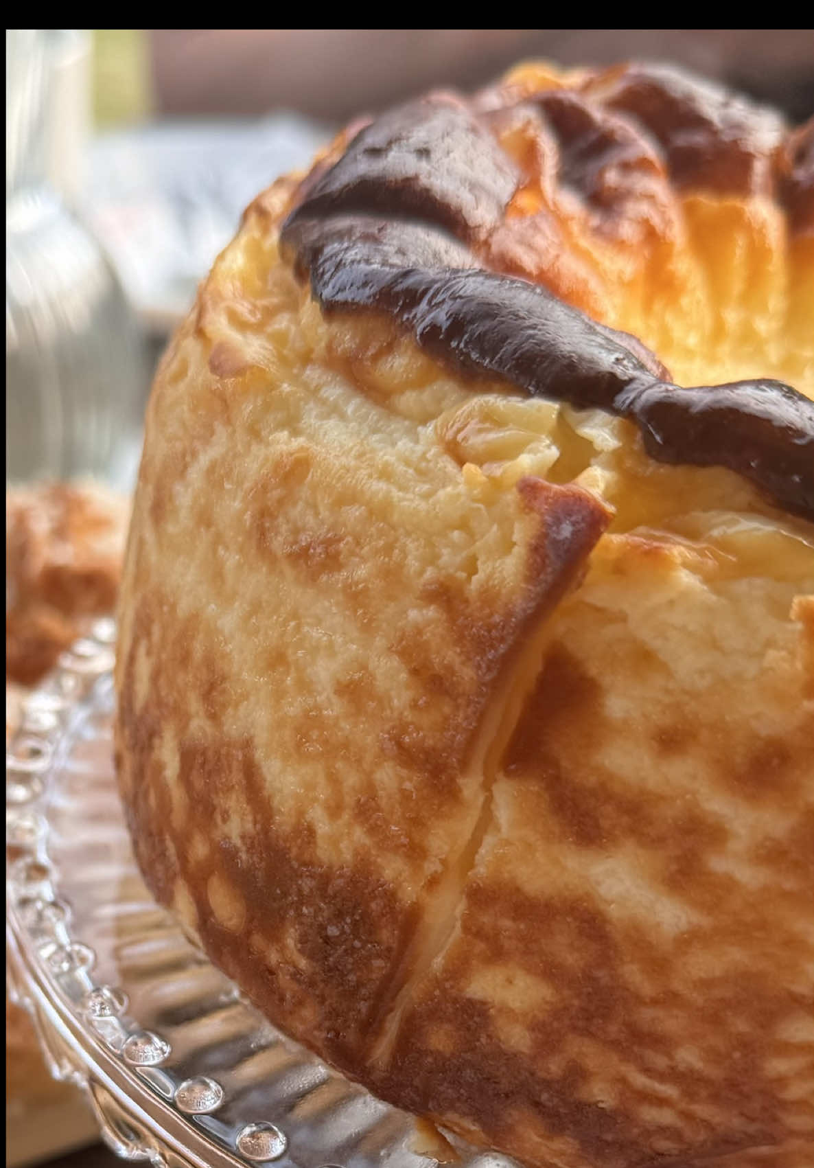 🧀 San-Sebastián Cheesecake (für 18 cm Springform) Alle Zutaten müssen Zimmertemperatur haben! 📋 Zutaten: 	•	850 g Frischkäse  	•	5 Eier 	•	450 ml Sahne (33–35 % Fett) 	•	180 g Zucker 	•	40 g Maisstärke ⸻ 👩‍🍳 Zubereitung: 	1.	Backofen auf 220 °C Ober-/Unterhitze vorheizen. 	2.	Alle Zutaten in eine große Schüssel geben: → Frischkäse, Eier, Sahne, Zucker, Stärke 	3.	Alles gründlich verrühren, bis die Masse glatt und ohne Klümpchen ist. Am besten mit einem Handrührgerät oder Schneebesen auf mittlerer Stufe – nicht aufschlagen, nur vermischen! 	4.	Die Masse in eine mit Backpapier ausgelegte 18 cm-Springform füllen. 	5.	Backen bei 220 °C für 35–40 Minuten. → Der Cheesecake wird oben dunkelbraun (fast verbrannt) – das ist typisch! → Die Mitte darf beim Herausnehmen noch weich und wackelig sein. ⸻ ❄️ Nach dem Backen: 	•	2 Stunden bei Raumtemperatur abkühlen lassen. 	•	Danach über Nacht in den Kühlschrank stellen, damit der Kuchen fest wird. #delicious #food #FoodTok #yumm #sweet  