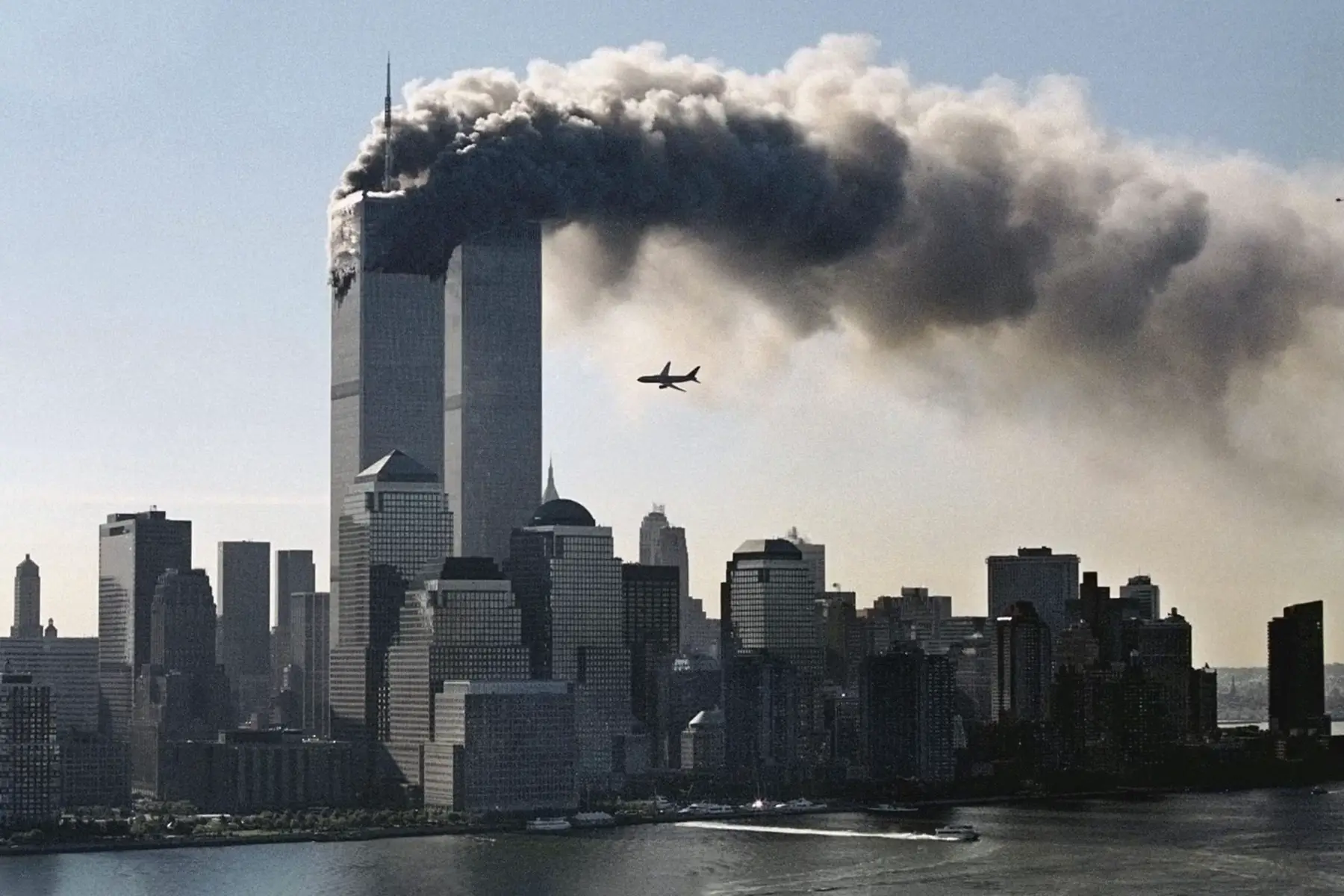 ي صباح يوم 11 سبتمبر 2001، تعرضت الولايات المتحدة لهجمات إرهابية مروعة. اختطف 19 إرهابياً من تنظيم القاعدة أربع طائرات ركاب. اصطدمت طائرتان ببرجي مركز التجارة العالمي في نيويورك، مما أدى إلى انهيارهما. اصطدمت طائرة ثالثة بمبنى البنتاغون في واشنطن، وتحطمت الطائرة الرابعة في حقل بالقرب من شانكسفيل، بنسلفانيا. أسفرت الهجمات عن مقتل ما يقرب من 3000 شخص، بينهم 2753 في نيويورك. 