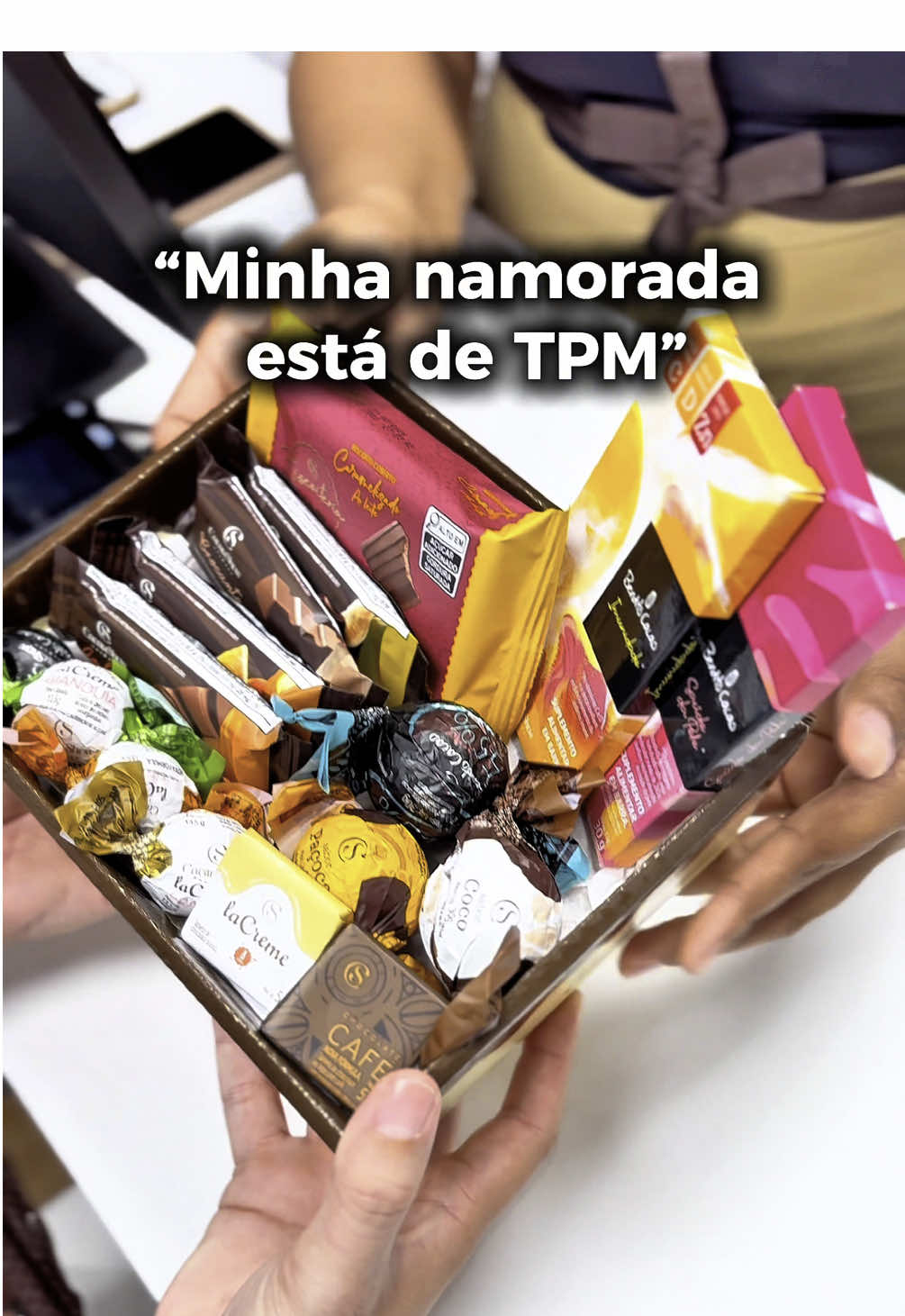 🎁 Tem sempre um motivo para presentear com Cacau Show! 💝 Aniversário? ✅ Namorada na TPM? ✅ Amiga chegando de surpresa? ✅ Não importa a ocasião, nossos chocolates transformam qualquer momento em algo inesquecível. ✨🍫 #viraltiktok #viraliza #chocolate #trend 