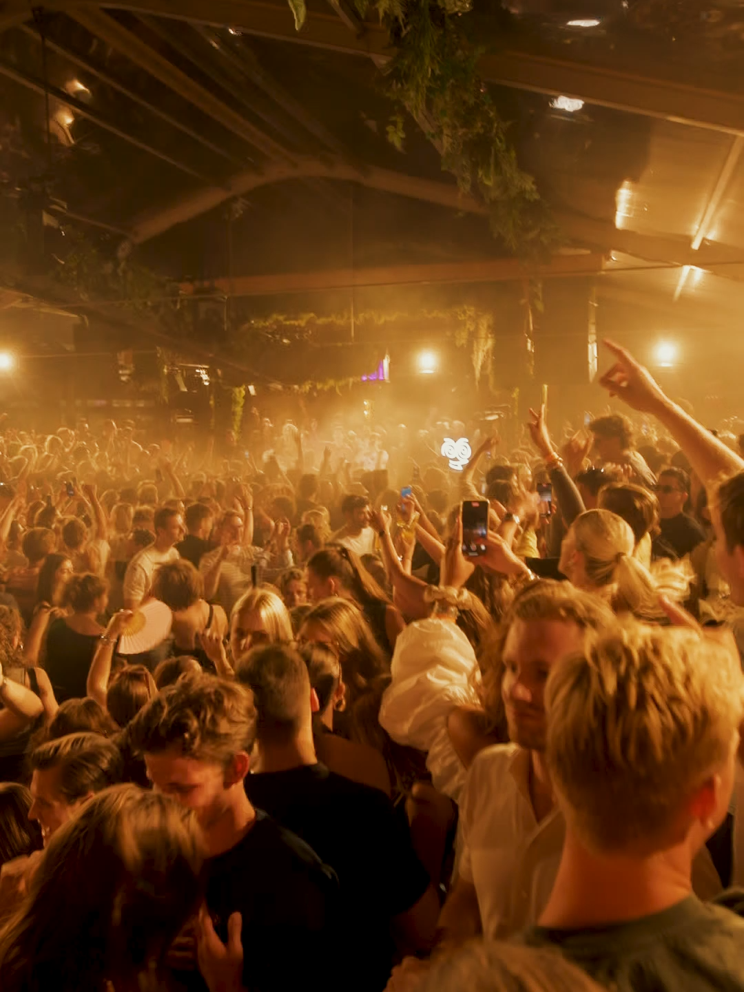 The Colorado Charlie season just keeps on giving ❤️ This was our fifth sold-out beach event of the summer - and just one more to go 🐦 #housemusic #mrbeltandwezol #scheveningen #coloradocharlie