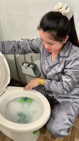 Ở trong tolet mà xài cái này trời ơi nó thơm điên luôn đó mấy bà #ngoctuyen #review #xuhuongtiktok #vientreoboncauvim 