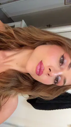 j’ai jamais vu un gloss aussi pailleté de ma vie 💖 @r.e.m. beauty 