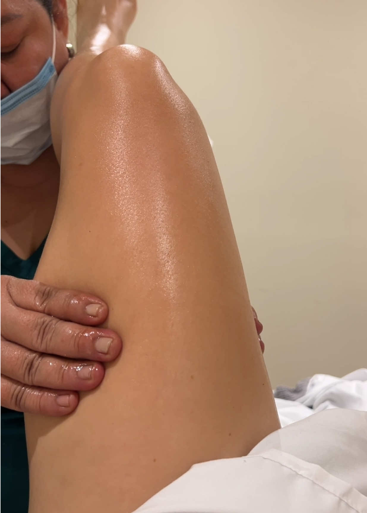 Justo lo que tu cuerpo necesita después de días de comida pesada, vuelos y desveladas… ✨ Beneficios del drenaje linfático: - Reduce inflamación y retención de líquidos - Mejora circulación - Estimula el sistema inmune  - Favorece la digestión - Relaja profundamente  📍 Casa Serenna, San Pedro Garza García 📩 Agenda el tuyo  #casaserenna #spa #drenajelinfatico #spgg #masaje 