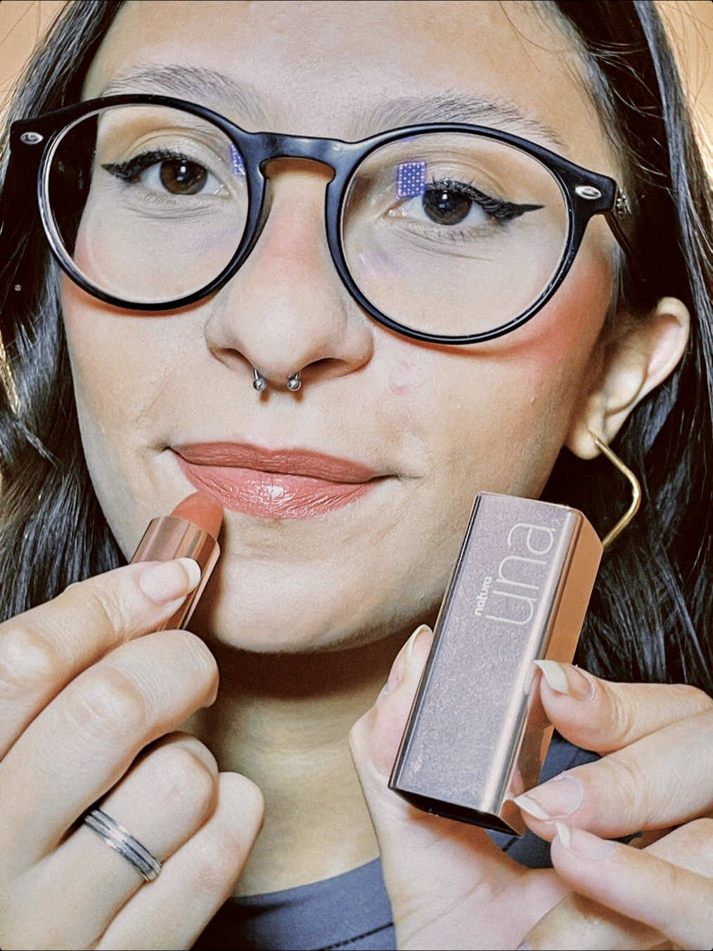 ✨ O batom nude perfeito existe e ele é da linha Natura Una! 💄 @Naturabr  Testei a cor 2C que tá dando o que falar — e agora eu entendi o hype! 💥 💧 Com hidratação, proteção FPS 25 e ativos como gergelim, cacau e ceramidas de maracujá, ele trata os lábios enquanto colore. Quer um também? Já tá disponível aqui no TikTok Shop! #batomnude #naturauna #batomhidratante #batom #natura