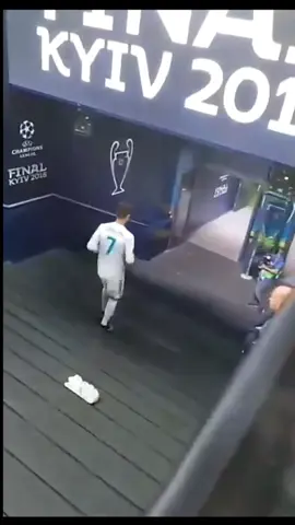 Bajo esas escaleras y nunca más volvió….#kiev #fyppppppppppppppppppppppp #ronaldo #futbol #elefutbol #viral #fyp #paratiiiiiiiiiiiiiiiiiiiiiiiiiiiiiii #edit @Real Madrid C.F. @Davisuuarez @Javibridge @ELEFUTBOL 