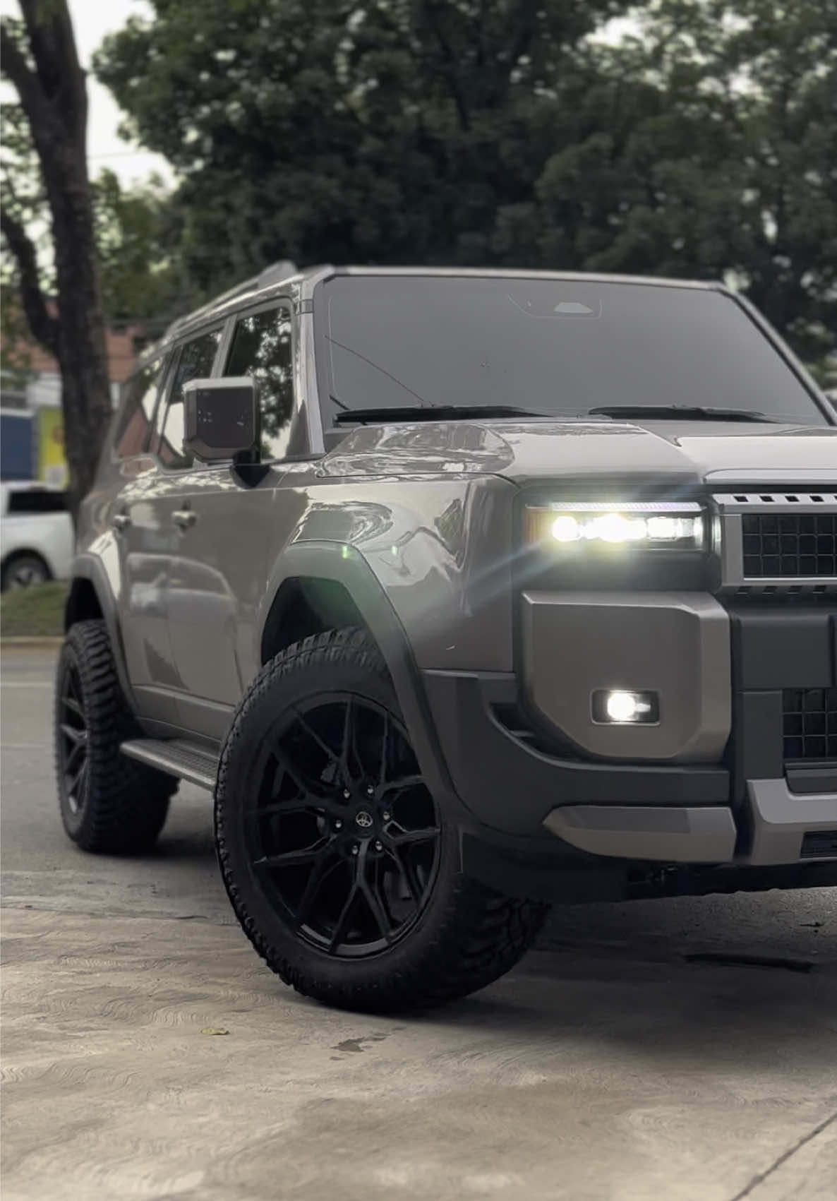 EL DÍA DE HOY NOS VISITÓ ESTA TOYOTA PRADO PARA DARLE UN LOOK ÚNICO CON SUS NUEVOS RINES 20❗️ 𝑻𝑬𝑪𝑵𝑰𝑳𝑳𝑨𝑵𝑻𝑨𝑺 𝑬𝑳 𝑳𝑼𝑮𝑨𝑹 𝑫𝑶𝑵𝑫𝑬 𝑳𝑨 𝑬𝑿𝑷𝑬𝑹𝑰𝑬𝑵𝑪𝑰𝑨 𝑴𝑨𝑹𝑪𝑨 𝑳𝑨 𝑫𝑰𝑭𝑬𝑹𝑬𝑵𝑪𝑰𝑨 🏁