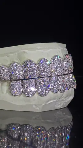 #MIAMI, TAP IN 🛬🔥 Big Block Honeycomb hittin' different in the 305 😮‍💨 Get molded by Johnny himself while he in your city #johnnydang #diamondboyz #customgrillz