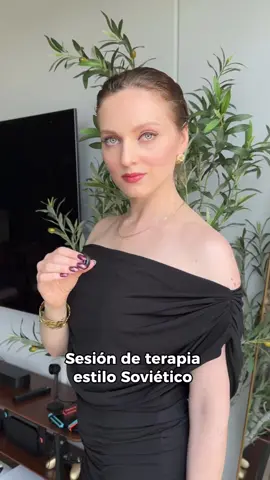 Sesión de terapia estilo Soviético 💥 El fracaso es parte del aprendizaje y a ser mejores. Que no te de miedo. Úsalo para impulsarte 💪 Te caes, te levantas, cabeza apara arriba y vas adelante.  #mexico #rusa #humor #latam #svetlanapustova #crevoo 
