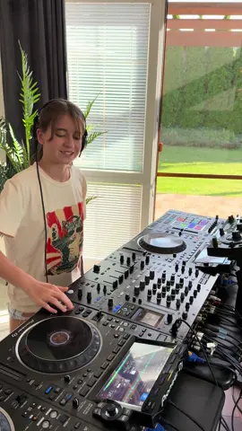 Life would be boring WITHOUT ME, right? 😁🎶💃 #djgirl #djmix #mashup #techhouse #djing 