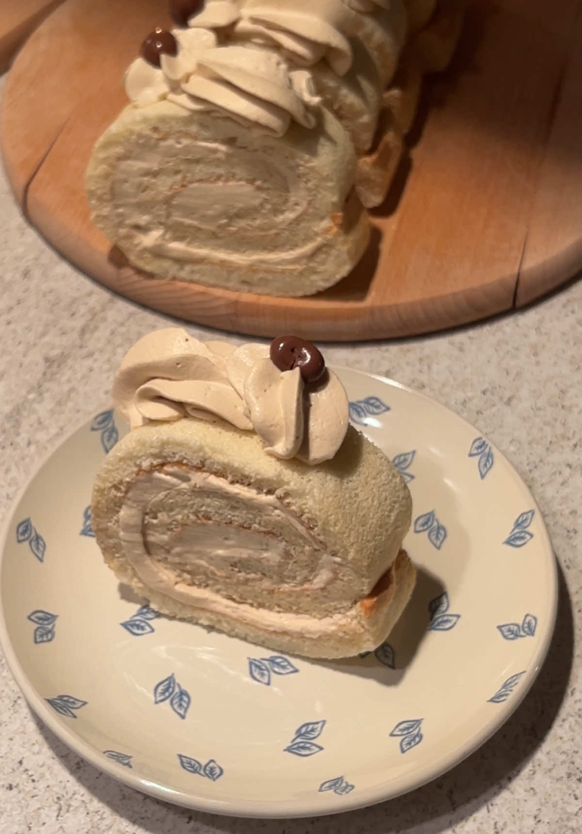Coffee chiffon role cake! ☕️🍰✨ ⭐️Ingredients⭐️ 4 egg yolks 20g vegetable oil 20g milk 1 tsp vanilla extract  55g flour Meringue  4 egg whites + 80g sugar  Coffee whipped cream filling 200ml whipping cream 20g sugar 2 tsp instant coffee Bake in a preheated oven at 170°C for 18 minutes! 💞 #baking #chiffoncake #rollcake #cake #bakingtherapy 