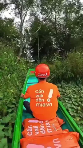 les livreurs sur l'eau au Vietnam 