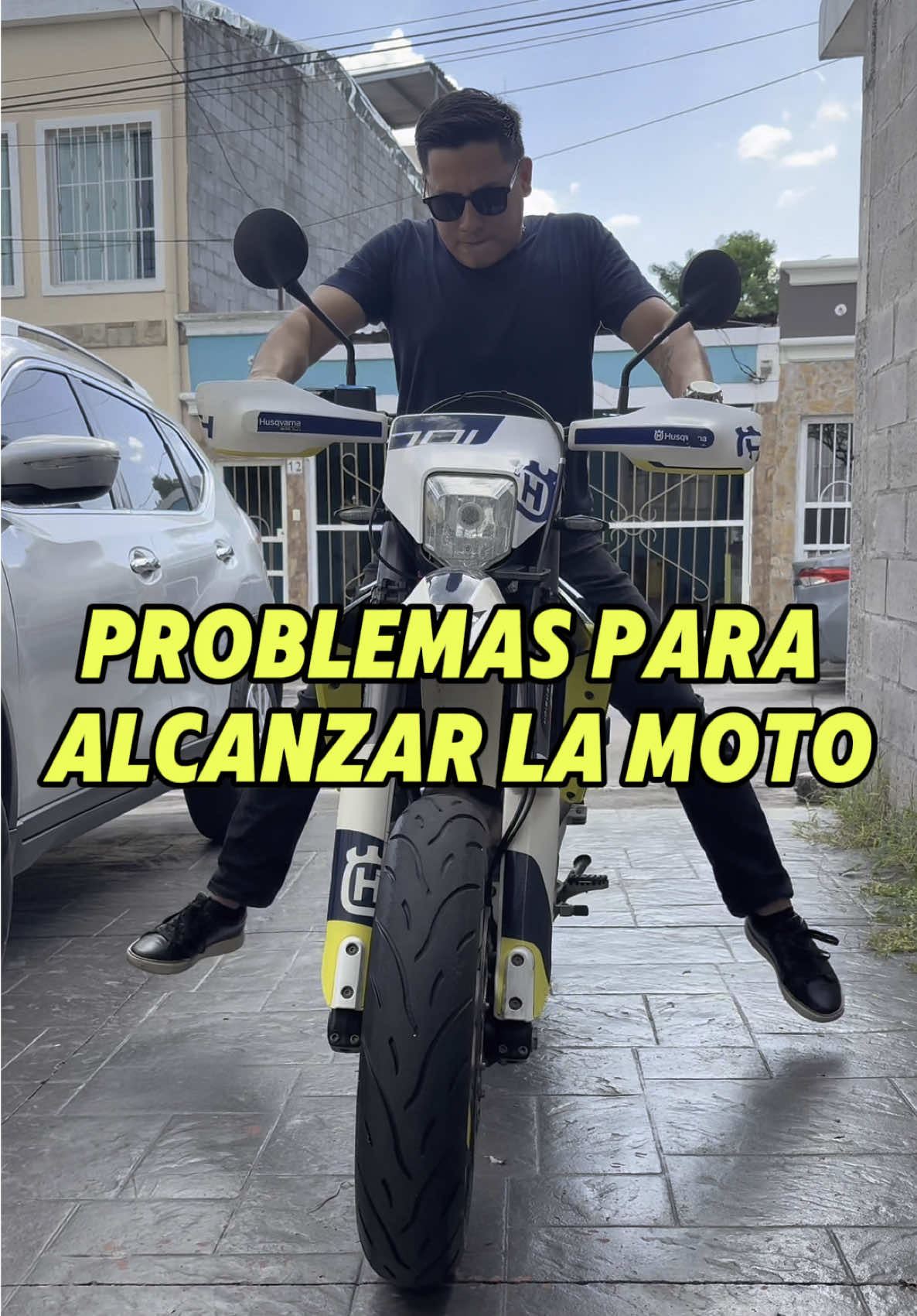 ¿Problemas para alcanzar la moto?🏍️  #janmigueliando #viral #flypシ #foryoupage #fyp #flypシ🤗❤️🙏 #humor #elsalvador @Titi Bonilla 