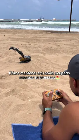 Mantener a tu novio ocupado en la playa es muy fácil 🙄 #miniexcavadora #excavadoraradiocontrol #controlremoto #regaloparaminovio #juguete #rc #playa  Es una mini excavadora a control remoto de juguete para niño o novio perfecta como regalo en verano para ir a la playa.