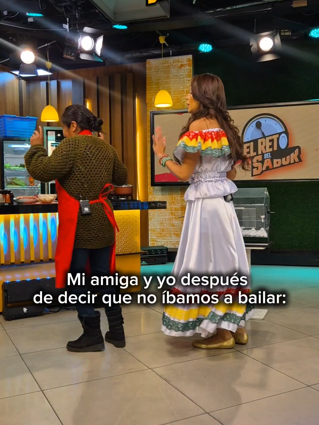 Mi amiga y yo después de decir que no íbamos a bailar 🫣👉👯‍♀️ 30 segundos después… ¡ya estábamos en el centro de la pista! 💃🔥 @sandraalcazar #ElRetoDelSabor #ModoBicentenario #NoÍbamosABailar #PeroNosEncanta