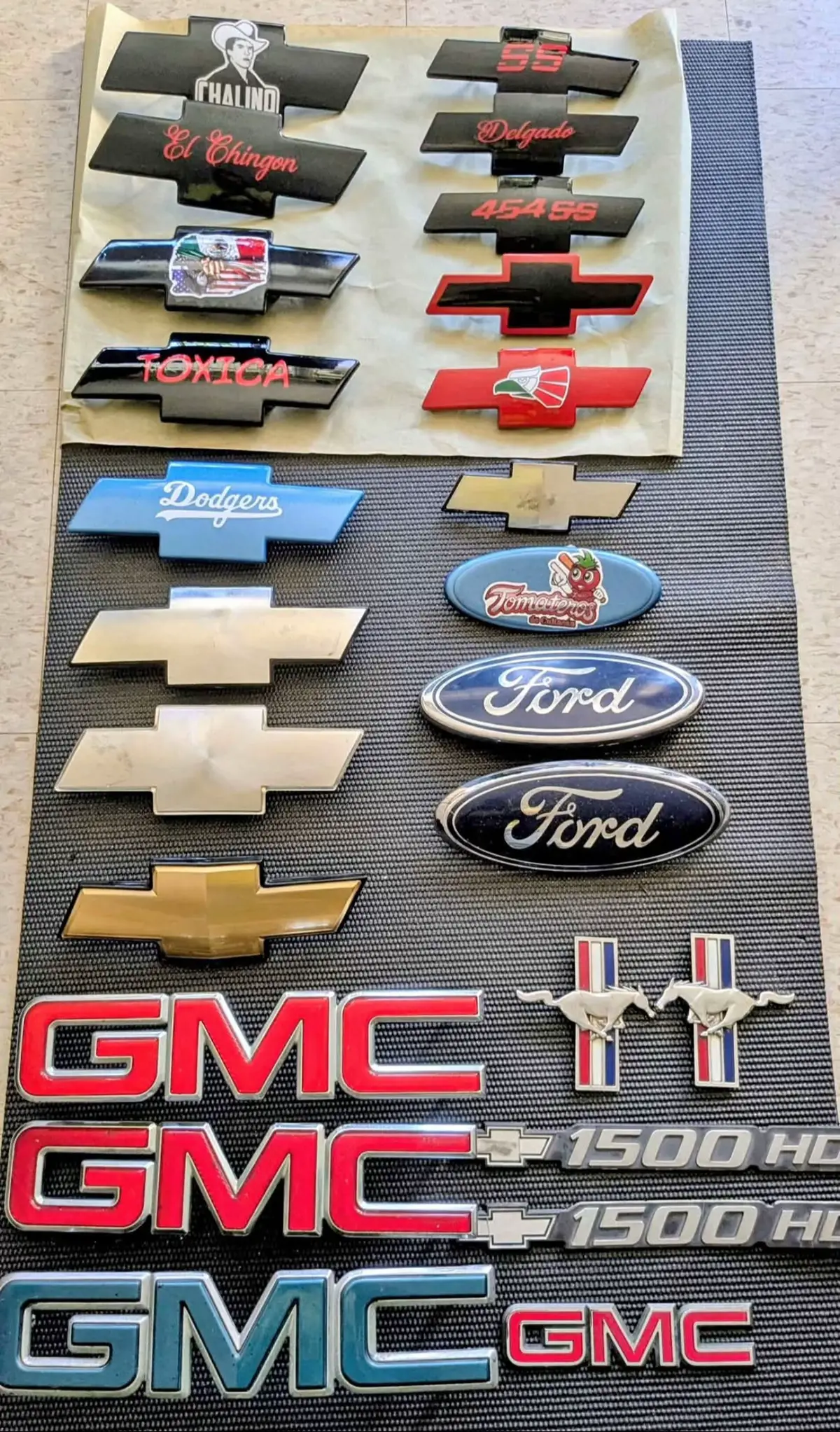 Emblemas personalizados (disponibles solo las de la publicación) $100 each #yukon #chevrolet #silverado #obs #obstrucks #gmcsierra #tahoe #suburban #cadillac #stepside #f150 #ford #dodgers 