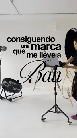 Día 04 consiguiendo una marca que me lleve a Bali ¿y si dejo que me encuentren?  mostrar no solo mi portfolio, también como soy y como trabajo. Es un factor diferenciador muy potente  tuve la ‘suerte’ que en uno de esos reels, petó y llegó a la persona adecuada de esta marca. vió (bueno, de hecho stalkeo) todo mi perfil y conectó con mis trabajos personales (no solo los profesionales)  así que… TENGO MARCA!!!! 🥹🤍 haré un reel contando sobre ella y que voy a hacer exactamente… pero antes, preparando maletas ✈️🤭 PD. El que la sigue la consigue, di lo que quieres, habla sobre lo que haces, demuestra tu talento, el movimiento mueve a más movimiento. Te estás buscando la vida, no estás mendigando nada.  Porque yo aquí trabajo y mucho. Nada cae del cielo porque sí.  🌹
