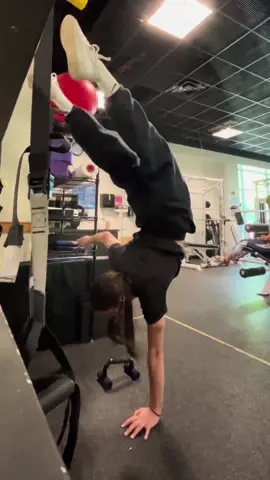 Any advice would be helpful 🙏🏼(no I cannot fix my arch) #calisthenics #fyp #workout #newskill #handstand 