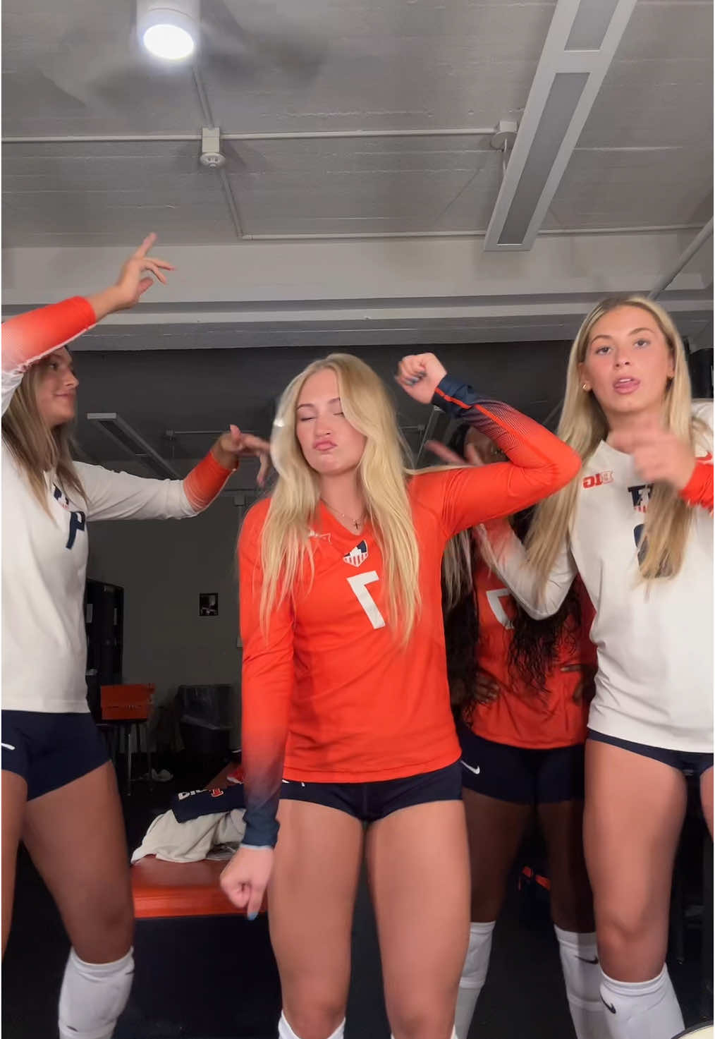 pretend this was the first try💃💃💃 #illinois #volleyball