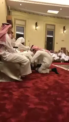 مشهد مؤثر.. ‏فيديو يوثّق الطالب السعودي المقتول ⁧‫#محمد_القاسم‬⁩ في طفولته وهو يخدم جده بكل وفاء وبرّ. #السعودية #بريطانيا #أخبار_السعودية 