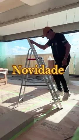 Se é segurança que você procura, essa escada é pra você! Degraus duplos, estrutura reforçada e corrimão dos dois lados. Mais conforto e estabilidade pra quem passa horas trabalhando nas alturas. Essa novidade você encontra com exclusividade na Rizato Tintas. Profissional que se valoriza, escolhe qualidade! 💪 ⠀ 📍Piracicaba | @rizatotintas #Fabiopinturasshow . #PintorProfissional #DicaDePintura #FerramentaCerta #ObraComQualidade