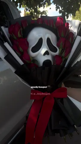 One of my favorite bouquets I’ve made 🖤  perfect for spooky season ‪‪❤︎‬   #lasvegasflorist #lvflorist #roses #redroses #ghostface #spookybouquet #ghostfacebouquet #scream #rosebouquet #flatbouquet #fyp 