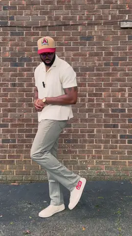 Calm little off day #FitCheck. I don’t know what it is about this outfit, but I’m loving it. The proportions, the tones, and the pop of color all just marry together so nicely. 