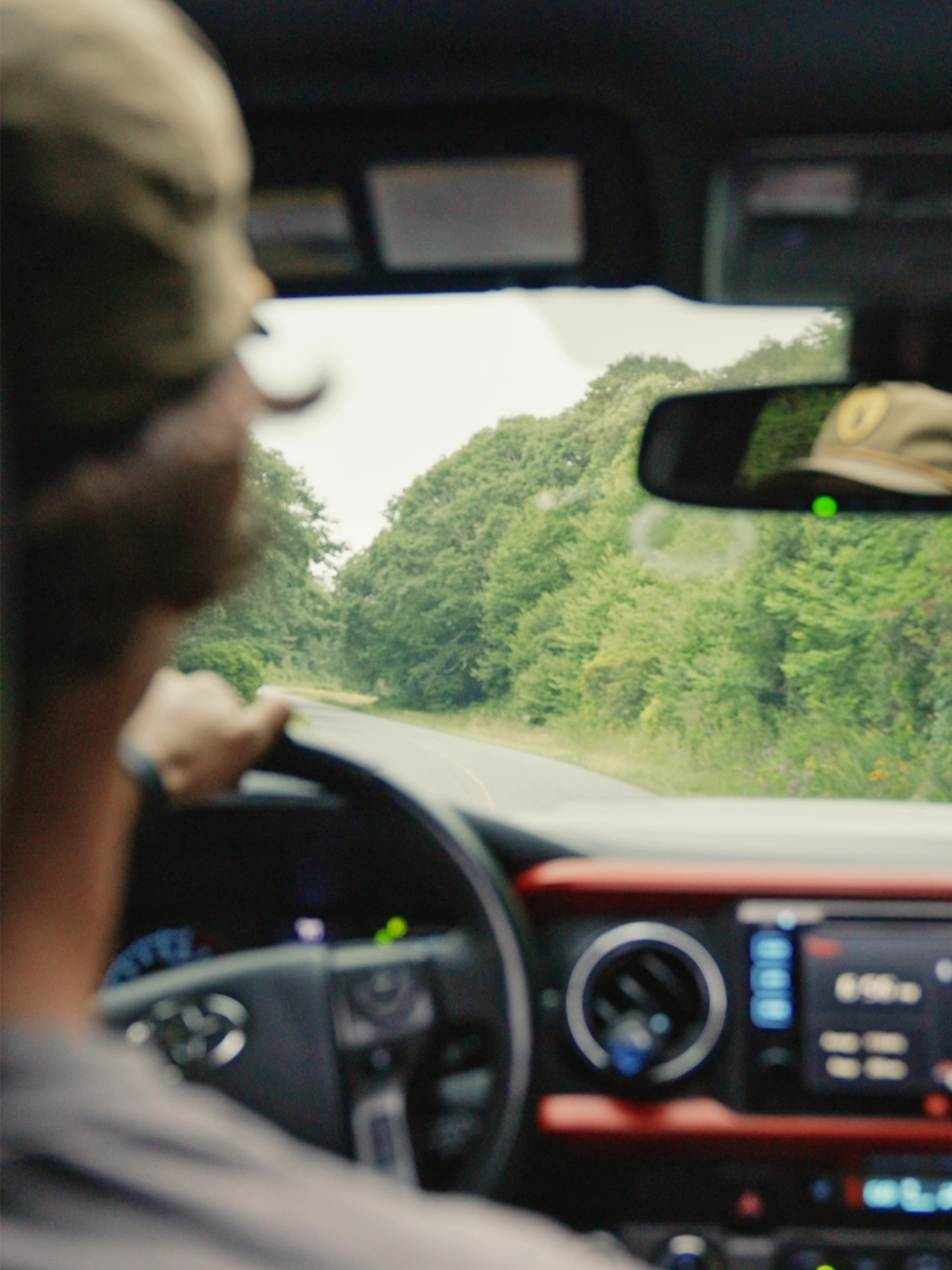 Pack your bags and fill up the tank 🚙, the Blue Ridge Parkway is calling your name! From sweeping mountain overlooks to waterfall views, this road trip is pure postcard material 🏞️.#morepeakmoments