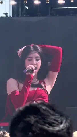 sophia was not fucking around at ALL #fyp #fypシ゚viral #lollapalooza #katseye #katseye_sophia #eyekon #sophialaforteza #concerttok #festival #lollapalooza2025 #gnarly 