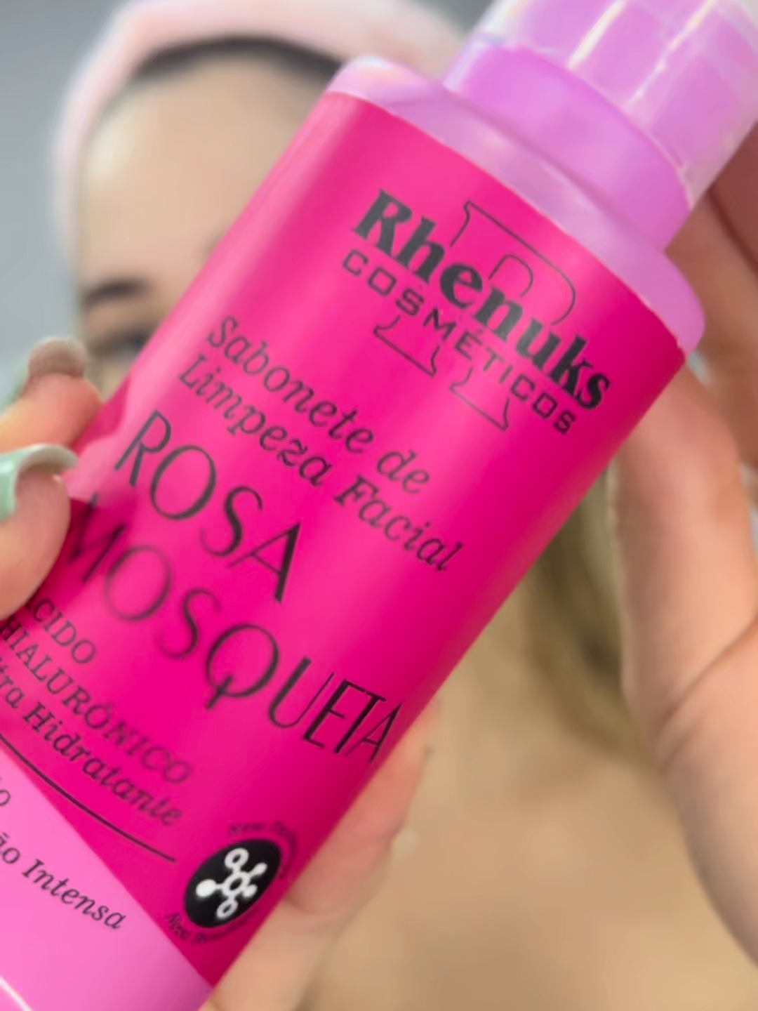 Se sua pele pudesse falar, ela pediria isso: 🌹💆‍♀️ Quem aí já tem o kit de rosa mosqueta comenta ✨ #Rhenuks #SelfCareDay #PelePerfeita