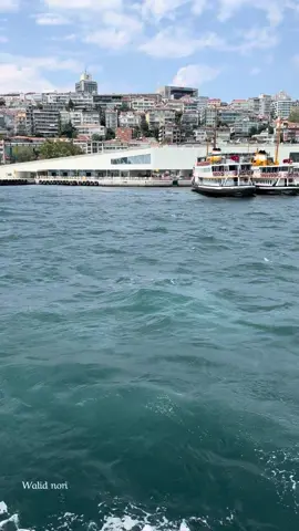 حبك خلاني أطير من الدنيا، عشت وياك شوق ولهفة ما تنوصف. وعدك بالرجعة هو أملي، وحنيني إلك كل يوم يكبر. إنت مو بس حب… إنت كل إحساس بقلبي