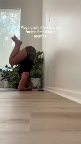 Your sign to try yoga 🧘‍♀️ it’ll change your life! #yoga #headstand #fypシ 