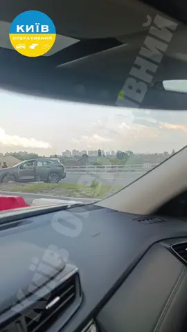 Думали сьогодні буде без жлобенят на новому мосту? Тут прям серіал можна знімати кожен день.  Доки усім контролюючим органам байдуже - так і буде продовжуватися.  Безкарність = вседозволеність  Київ, Подільсько-Воскресенський міст