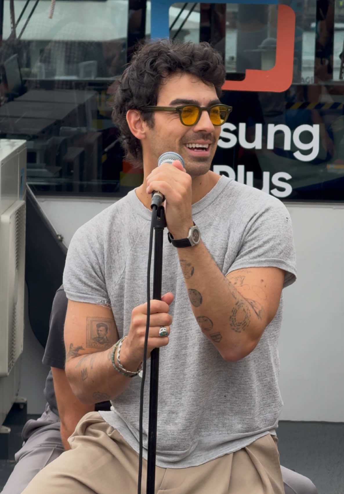 Hoy nos subimos a un ferry por nyc para que ESTO sucediera. En shock. Los amo, gracias. #jonasbrothers #joejonas #nickjonas #kevinjonas #leavebeforeyouloveme  @Jonas Brothers @joejonas @Kevin Jonas @Nick Jonas 