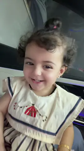 لو تركزون بالحركات بتشوفون انها ماشيه مع الاغنيه وه فدوه الكيرليات و العييييوون العسليه 🤎 #baby #احلام_العنزي #fypシ #العيون_العسليه 