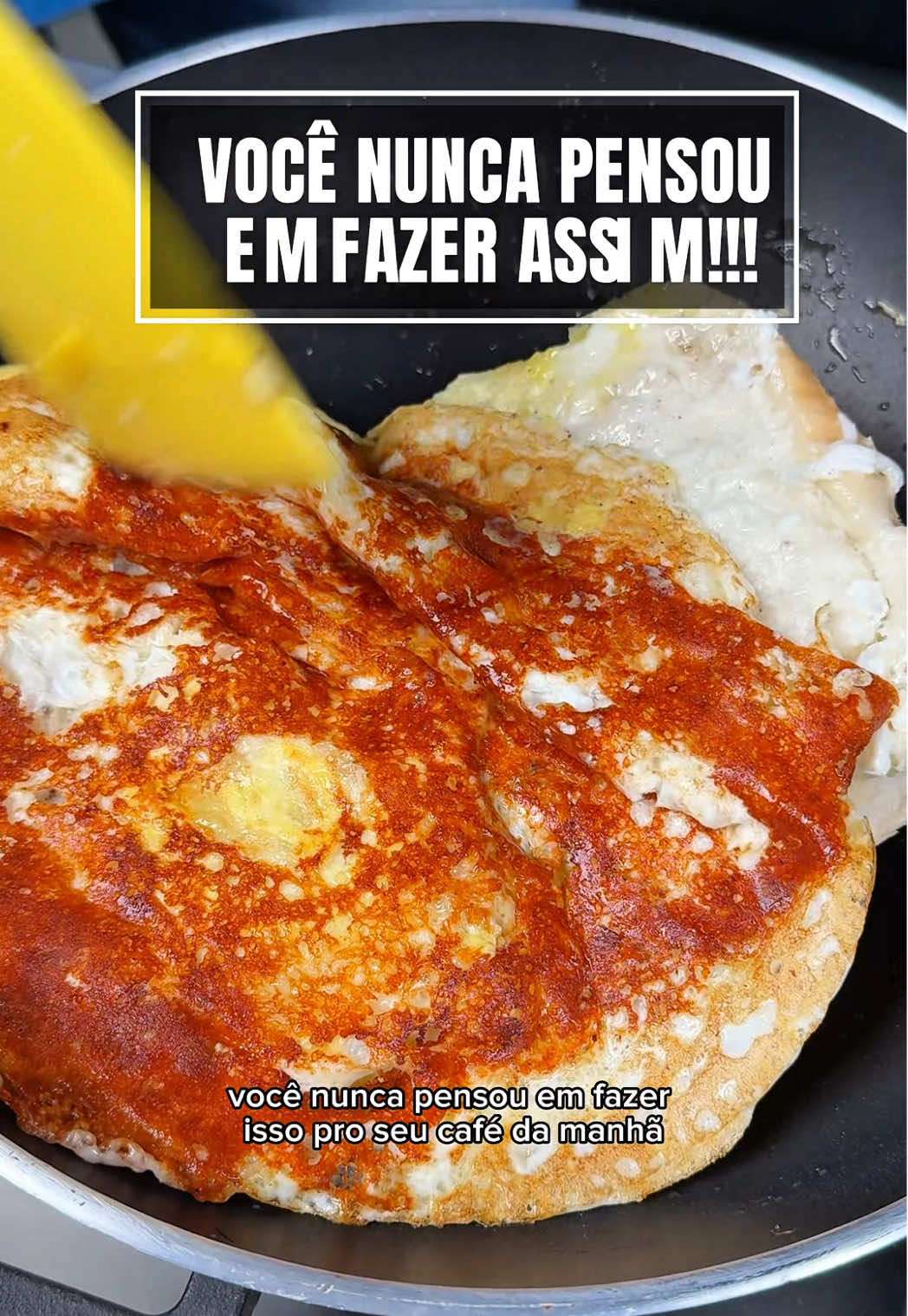 Você nunca pensou em fazer ISSO pro café da manhã! 🍳🧀 2 fatias de queijo → crostinha na frigideira 	•	2 ovos por cima 	•	pãozinho → tá pronto. Barato, gostoso e mais rápido que fila de padaria. 100% dos brasileiros vão entender. Mas só os espertos vão fazer. 🔥 Me segue pra mais dica prática e compartilha com quem vive reclamando que “não tem café da manhã bom em casa”.
