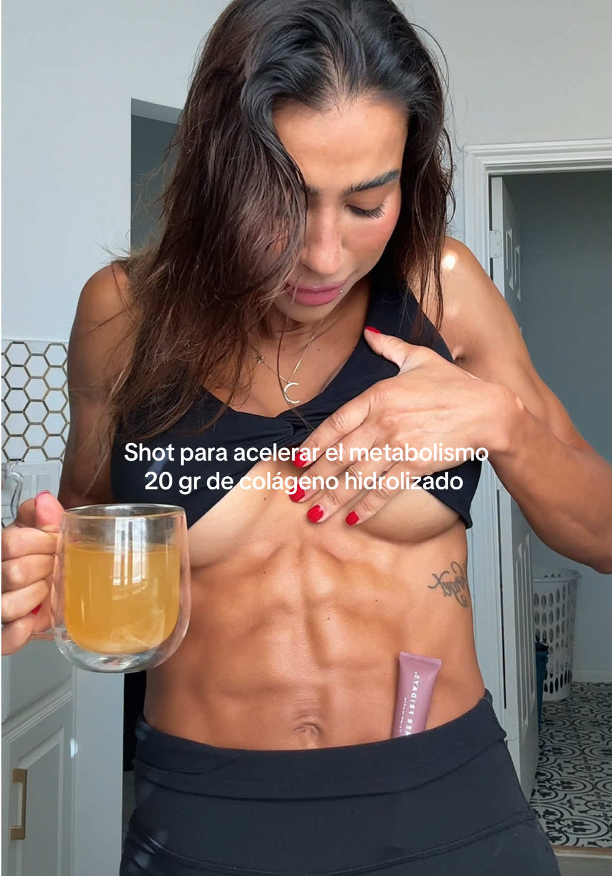 Colágeno hidrolizado sin sabor @PHYBIUS LAB Shot mañanero para activar tu metabolismo así arranco mis mañanas: agua caliente + canela + limón + colágeno hidrolizado 👌🏽20g de proteína limpia 💥 Tomarlo en ayunas ayuda a: ✅ Mejorar la digestión ✅ Acelerar el metabolismo ✅ Estimular el colágeno natural ✅ Disminuir la inflamación ✅ Aportar saciedad (sin romper ayuno) Mi piel lo agradece. Mi energía lo confirma. Mi cuerpo lo ama. Después del colágeno me tomo el preworkout y me voy entrenar📌 te recomiendo hacerlo así si quieres perder grasa y ganar masa muscular.  #colageno #colagenoenayunas #metabolismoactivo #ritualmañanero #colagenohidrolizado #bienestarfemenino #colagenoproteina #canelaylimon #rutinasaludable #shotmañanero #colagenonatural #tipssaludables #digestionsana #pielsaludable #estilodevidafit 