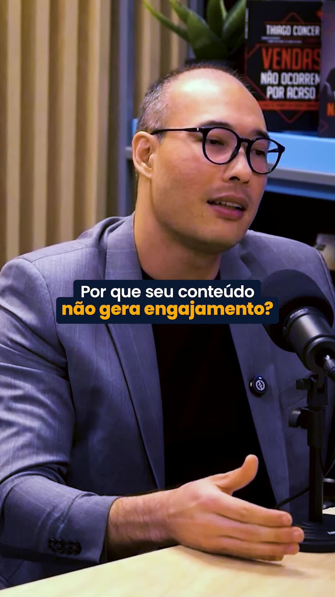 Conteúdo de valor engaja mais? 🌟 Conteúdo de valor é aquele que entrega algo útil e relevante antes de tentar vender ou promover algo diretamente. Nas mídias sociais, especialmente no Instagram, seu conteúdo deve funcionar como seu primeiro produto, resolvendo problemas ou trazendo insights práticos para o seu público, antes mesmo de pensar em extrair valor dele. 📝 Ele ajuda, inspira, educa, entretém e transforma a experiência de quem consome. Quando você muda o foco do “olha para mim” para “olha no que eu posso te ajudar”, a lógica para engajar e vender mais entra em cena. Você não só atrai mais atenção, como também cria uma comunidade leal, disposta a interagir, compartilhar e, futuramente, comprar. 📊 Entregar valor não significa ignorar o objetivo de vender — significa criar um caminho mais sólido até lá. Dicas úteis, histórias reais, insights relevantes, tutoriais simples: tudo isso são maneiras de gerar valor. Por exemplo, ao invés de divulgar diretamente seu produto, uma loja de roupas pode ensinar como combinar peças ou uma marca de cosméticos pode dar dicas de skincare. 🚀 Redes sociais não são monólogos. São conversas. Quanto mais você ajuda, mais portas abre para o engajamento e, com o tempo, para conversões genuínas. Afinal, quem confia, compra. Portanto, ao criar conteúdo pergunte a si mesmo “como eu entrego mais valor?”, porque quando o conteúdo impacta, a venda se torna consequência. Faz sentido? #marketingdigital #dicasdeinstagram #midiassociais #influenciadoresdigitais #conteudodigital #redessociais #marketingestrategico #marketingdeconteudo #socialmediabrasil #conteudodevalor #gestaoderedessociais