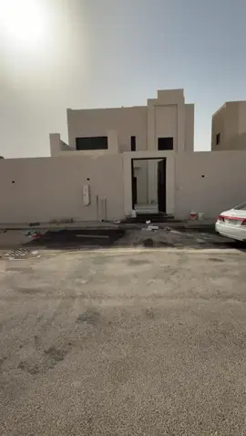 للإيجار فيلا  حي الملتقى  مقابل الجامعة  تتكون من  الدور الأرضي  (مجلس رجال)+(مقلط )+(صاله)+(مجلس نساء) (مطبخ +مستودع ) (أربع غرف نوم وحده ماستر)+(صاله ) ويوجد جلسه خارجيه  حوش كبير جدا  الايجار ٣٥ الف علي دفعتين #المجمعة 