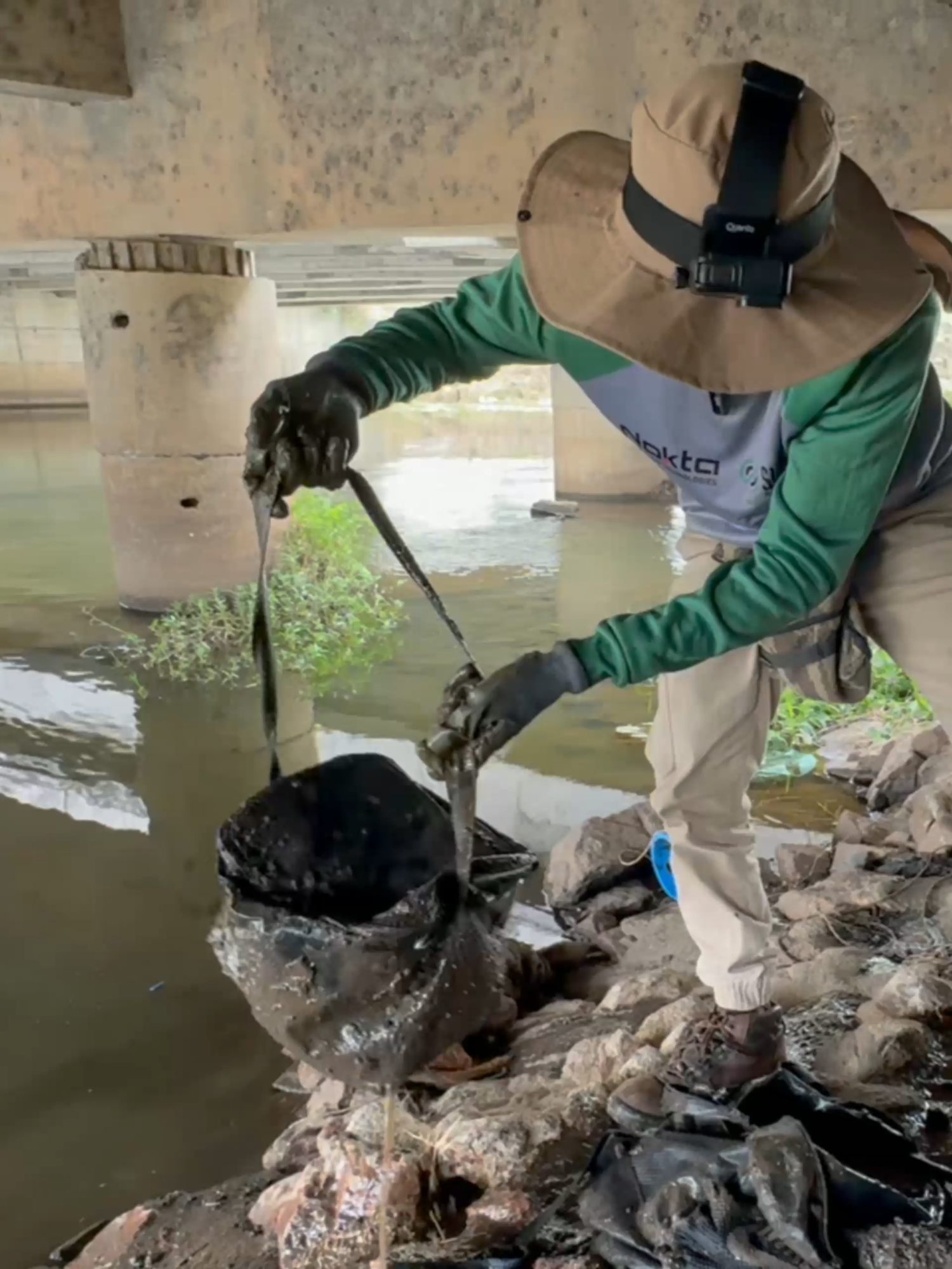 INACREDITÁVEL encontrei Bolsa cheia de dinheiro escondida dentro do rio embaixo de uma ponte - Parte 2 . . . . #discovery #fyp #tesouro #foryoupage #detectorismo #viralpost #achadosmisteriosos #viralvideos #magnetfishing #part2 #parte2 #mysterybag