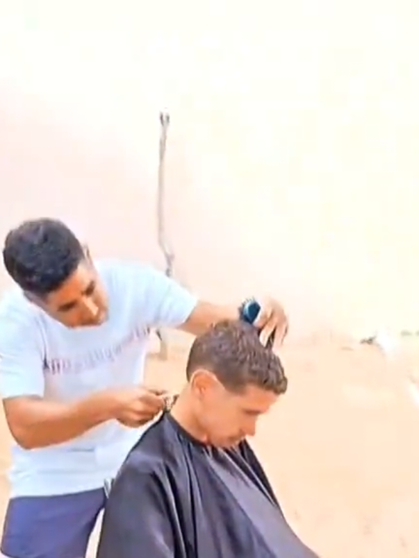 What are they doing 💇‍♂️😂 #achrafhakimi #kevindebruyne #parissaintgermain #manchestercity #ibedit 