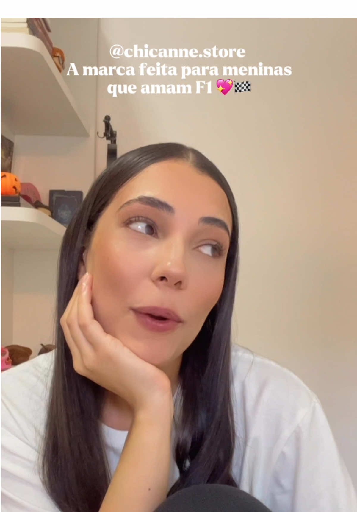 💜🏁 Nasceu uma marca só nossa, meninas! Se você AMA Fórmula 1, mas sentia falta de um toque feminino nesse universo, conheça a @Chicanne – uma marca feita por e para mulheres que vivem a emoção das pistas com estilo e personalidade! E a coleção? É inspirada nos compostos de pneus da F1: Hard, Medium, Soft, agora em forma de looks que você vai querer usar dentro e fora dos autódromos 🛞✨ 🚨 Corre pra garantir e se tornar oficialmente uma Anne 💜  #formula1 #f1tiktok #modaf1 #f1 #girlygirl 