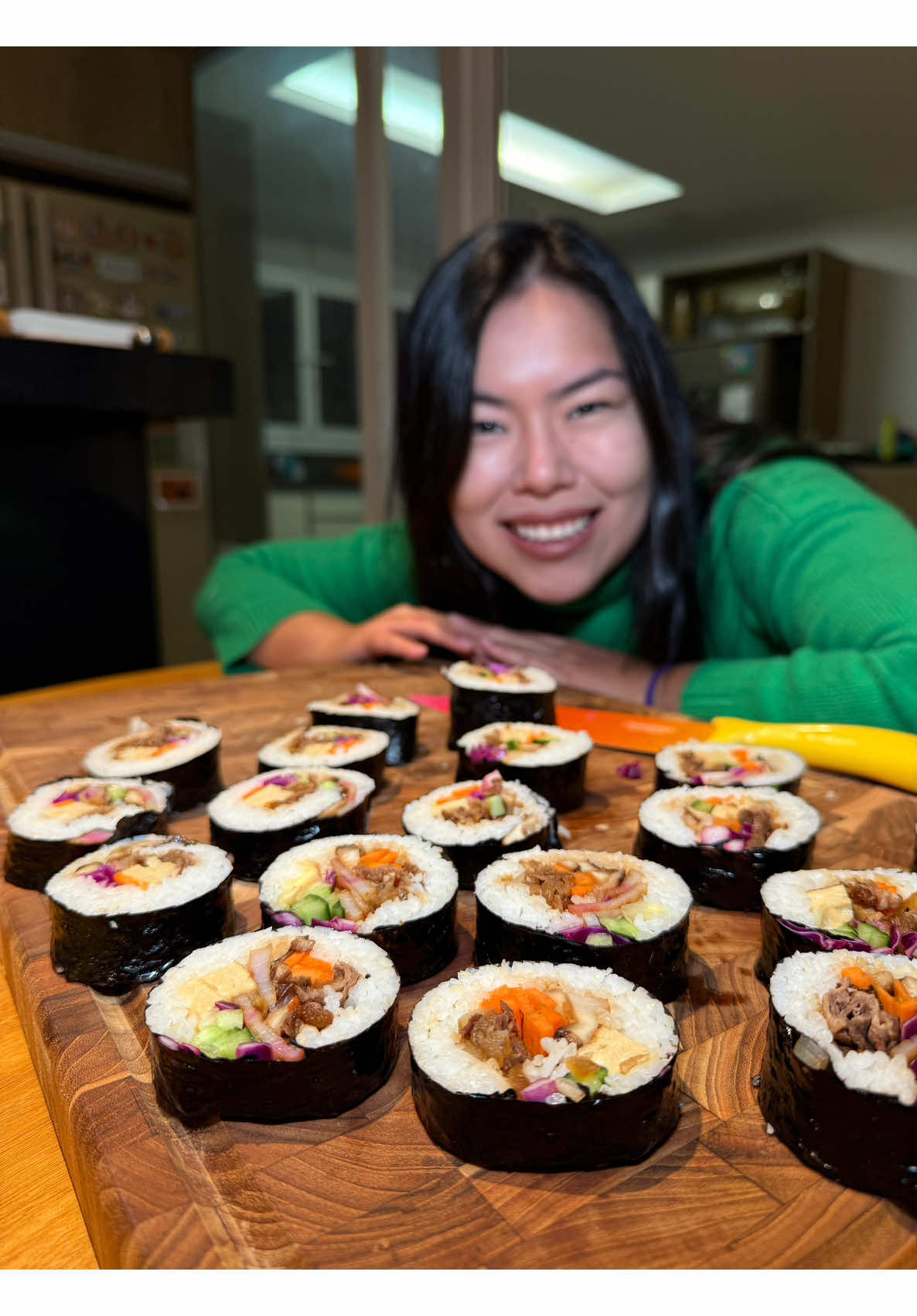 Eu amo fazer futomaki em casa com tudo o que tem na geladeira 🤤 E ai, vocês ficaram com vontade de provar? #futomaki #sushi #comidajaponesa 