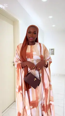 Les tuniques sont disponibles en différentes couleurs et taille ✨ #senegalaise_tik_tok🇸🇳 #dakar #tiktokmali🇲🇱223 #tiktokabidjan🇨🇮 #guinee🇬🇳🇬🇳 #fyp 