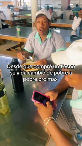 Desde que compró un Tecno su vida cambió de pobre a pobre pro max. #parati #viral #estadosparawhatsapp #fyp #humor 