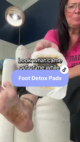 Is that coming out of me or  going into me? 😳 #detoxpads #detoxfootpads #footdetox #chamomile #fallasleep 
