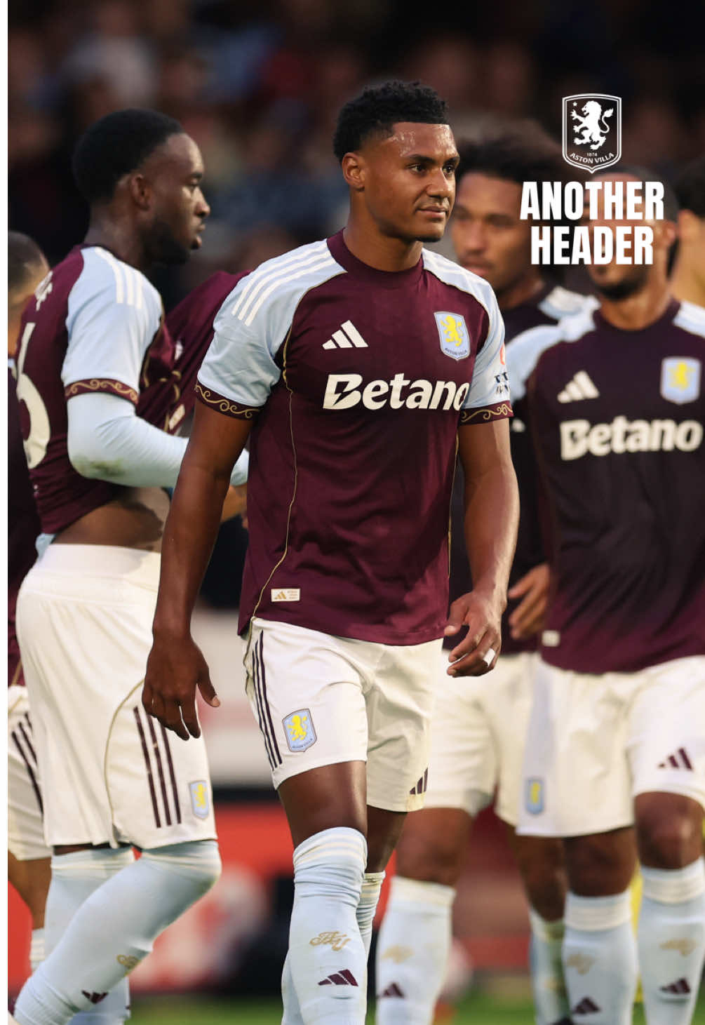 Not #EmiBuendía selling the camera 😅 #astonvilla #OllieWatkins