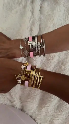 Twinning ✨🎀🌺 #jewellery  #shoppingaddict #fypage #fashioninspo #fashiontiktok #haul #silverjewelry #goldjewelry #braceletstacks #affordablefashion #fyp #fashion  