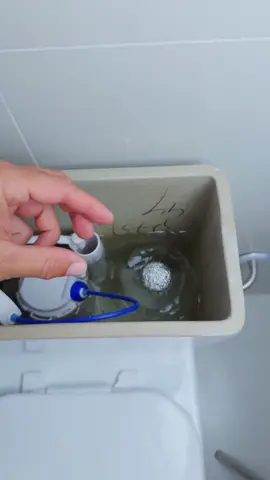 Place a piece of aluminum foil in your toilet and you will be surprised #Toilet #DIY #Cleaning #clean 
