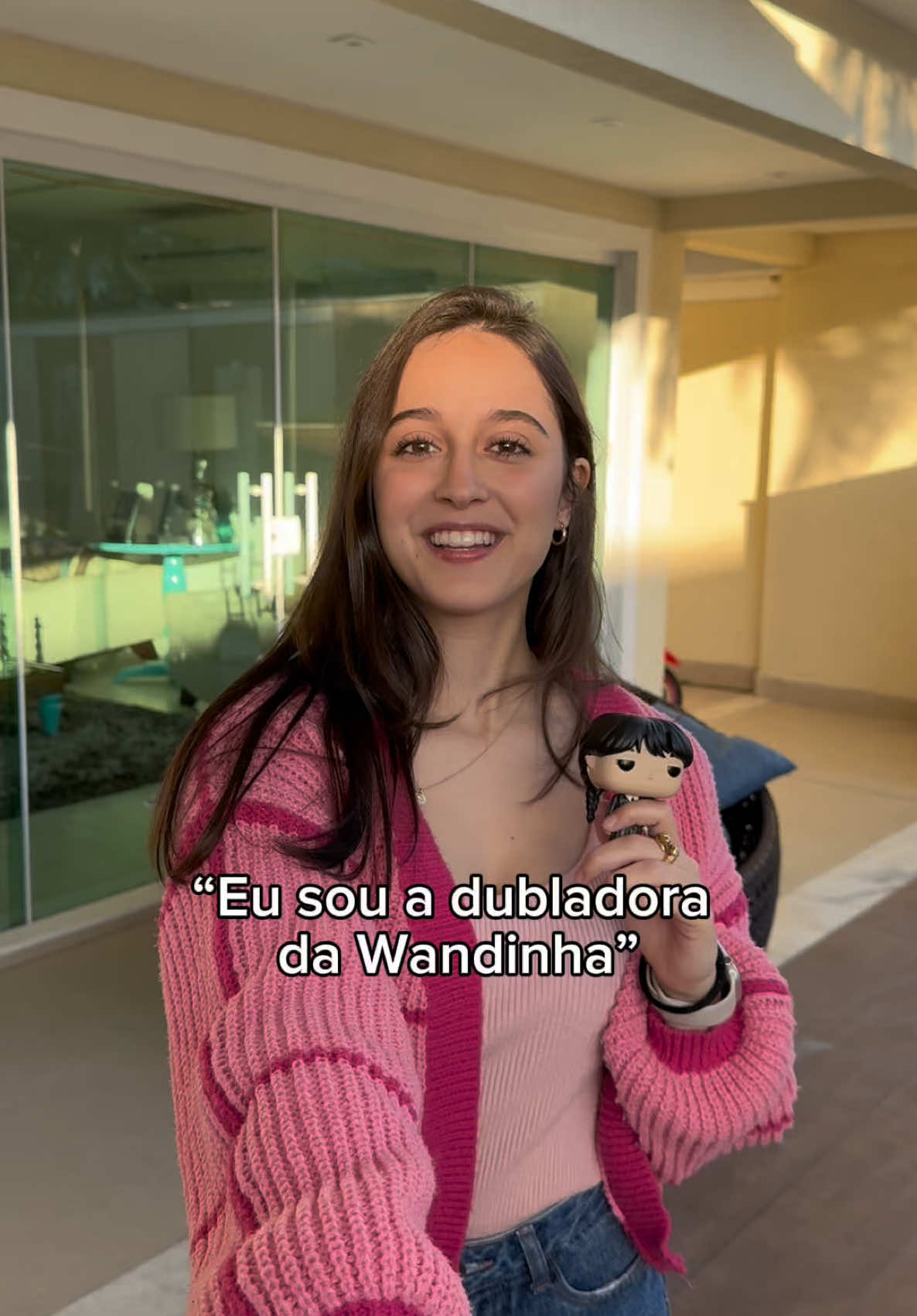 Quem aí já maratonou a 1 parte da segunda temporada??? Dublado, óbvio!! 👀🖤 |  @Sofia Manso #dublagem #wandinha #netflix #maripovs 